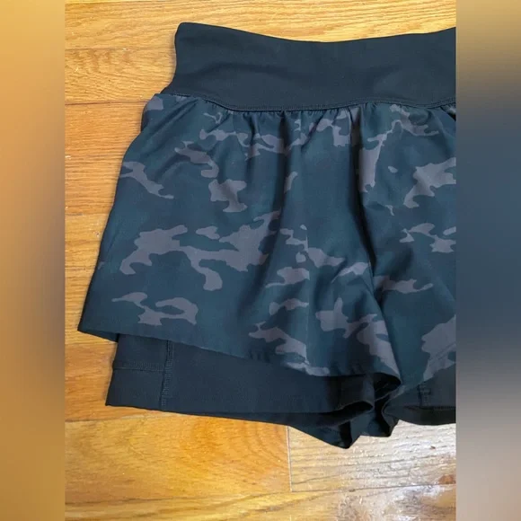 SPANX The Get Moving Short, Black Camo! Zip Pocket Excellent Condition Size S - Picture 6 of 10